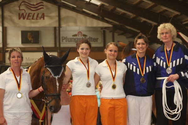 1-3 Damen Gold für Anja Traub, Silber Selina Schröder beide RV Krumbach, LF Martina Fröhlich